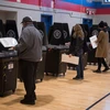 Cử tri bỏ phiếu trong cuộc bầu cử giữa kỳ tại một địa điểm bầu cử ở New York, Mỹ, ngày 8/11/2022. (Ảnh: THX/TTXVN)