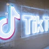 Biểu tượng mạng xã hội TikTok tại London, Anh. (Ảnh: AFP/TTXVN) 