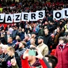 Người hâm mộ Manchester United trưng biểu ngữ Glazers Out tại trận đấu với Arsenal vào tháng Chín. (Nguồn: AFP/Getty Images)