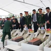 Nguyên Chủ tịch nước Trương Tấn Sang và lãnh đạo tỉnh Hà Giang cùng các đại biểu dự lễ an táng hài cốt liệt sỹ tại Nghĩa trang Liệt sỹ Quốc gia Vị Xuyên. (Ảnh: Minh Tâm/TTXVN)