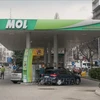 Bơm xăng cho các phương tiện tại trạm xăng ở Budapest, Hungary, ngày 4/3/2022. (Ảnh: THX/TTXVN)