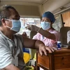 Nhân viên y tế tiêm vaccine ngừa COVID-19 cho người dân tại Quảng Đông, Trung Quốc. (Ảnh: THX/TTXVN) 