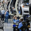 Công nhân lắp ráp ôtô tại một nhà máy của hãng Volkswagen ở Chattanooga, Đức. (Ảnh: AP/TTXVN) 