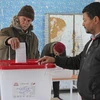 Cử tri bỏ phiếu tại một địa điểm bầu cử ở Kasserine, Tunisia, ngày 17/12/2022. (Ảnh: AFP/TTXVN)