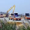 Hàng trăm phương tiện hoạt động hết công suất để thi công hạng mục móng mặt đường tại gói thầu số 10 (Tam Điệp, Ninh Bình). (Ảnh: Huy Hùng/TTXVN) 