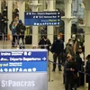 Hành khách đáp chuyến tàu của Eurostar tại nhà ga quốc tế St Pancras ở London, Anh. (Ảnh: AFP/TTXVN)