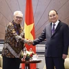 Chủ tịch nước Nguyễn Xuân Phúc tiếp Chủ tịch Hội Hữu nghị Indonesia - Việt Nam Budiarsa Sastrawinata. (Ảnh: Thống Nhất/TTXVN)
