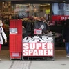 Người dân mua sắm tại một cửa hàng ở Berlin (Đức), ngày 11/5/2022. (Ảnh: THX/TTXVN) 