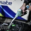 Nhân viên bơm xăng cho phương tiện tại một trạm xăng. (Ảnh: AFP/TTXVN)