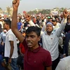 Đám đông biểu tình ở Bangladesh . Ảnh: AP)