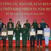 Lãnh đạo Tổng cục Chính trị QĐND Việt Nam trao Bằng khen của Bộ trưởng Bộ Quốc phòng cho các tập thể, cá nhân có thành tích xuất sắc năm 2022. (Ảnh: Trọng Đức/TTXVN)