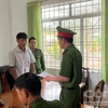 Cơ quan CSĐT Công an H.Bảo Lâm đọc lệnh bắt tạm giam Nguyễn Đức Dạo. (Nguồn: CATPHCM)