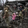 Người dân sơ tán khỏi thành phố Irpin, tây bắc thủ đô Kiev, Ukraine. (Ảnh: AFP/TTXVN) 