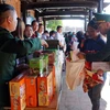 Bộ đội Biên phòng tỉnh Quảng Nam tặng quà cho các hộ gia đình có hoàn cảnh khó khăn tại Phiên chợ không đồng. (Ảnh: Trịnh Bang Nhiệm/TTXVN)