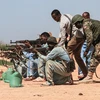 Binh sĩ thuộc phái bộ Liên minh châu Phi tại Somalia huấn luyện cho binh sỹ Somalia tại Ceeljaale, miền nam Somalia. (Ảnh: AFP/TTXVN) 