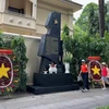 Bia tưởng niệm chiến sỹ Biệt động Sài Gòn hy sinh trong cuộc Tổng tiến công năm 1968 đặt trên đường Nguyễn Du, Quận 1, Tp.Hồ Chí Minh. (Ảnh: Hứa Chung/TTXVN) 