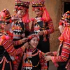 Bộ trang phục của phụ nữ dân tộc người Hà Nhì khá độc đáo và có giá từ 8-10 triệu đồng. (Ảnh: Quý Trung/TTXVN) 