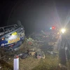 Lực lượng chức năng huyện Đăk Tô (tỉnh Kon Tum) có mặt tại hiện trường vụ lật xe tải tại khu vực đèo Văn Rơi (thôn Đăk Mông, xã Đăk Trăm, huyện Đăk Tô) khiến 1 người chết và 2 người bị thương. Ảnh: TTXVN phát
