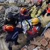 Một bé gái 12 tuổi được giải cứu dưới những đống đổ nát sau trận động đất ở Hatay, Thổ Nhĩ Kỳ, ngày 12/2. (Ảnh: AFP/TTXVN) 