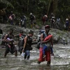 Người di cư Haiti băng qua rừng rậm Darien gần Acandi thuộc tỉnh Choco (Colombia) để sang Panama và tới Mỹ. (Ảnh: AFP/TTXVN) 