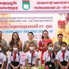 Các em học sinh Trường song ngữ Lào-Việt Nam Nguyễn Du tặng hoa tri ân các thầy, cô giáo nhân Ngày nhà giáo quốc gia Lào. (Ảnh: Hải Tiến) 