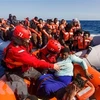 Italy giải cứu khoảng 1.000 người di cư trôi dạt trên Địa Trung Hải