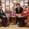 Đại sứ Phan Chí Thành (trái) và ông Nirat Phongsittithaworn, Tỉnh trưởng Chiang Mai. (Ảnh: Huy TIến/TTXVN)
