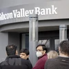Người dân tập trung bên ngoài trụ sở ngân hàng Silicon Valley Bank (SVB) ở California, Mỹ ngày 13/3/2023. (Ảnh: THX/TTXVN) 