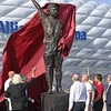 Bayern Munich làm lễ ra mắt tượng Gerd Muller tại sân Allianz Arena