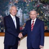 Bộ trưởng Bộ Công an Tô Lâm với Bộ trưởng cao cấp kiêm Bộ trưởng Điều phối An ninh quốc gia Singapore Tiêu Chí Hiền. (Ảnh: Phạm Kiên/TTXVN) 