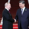 Chủ tịch Trung Quốc Tập Cận Bình (phải) đón Tổng thống Nga Vladimir Putin tới tham dự Diễn đàn cấp cao “Vành đai và Con đường” lần thứ ba tại Bắc Kinh. (Ảnh: AFP/TTXVN) 