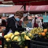 Trái cây được bày bán tại một khu chợ ở Turin, Italy. (Ảnh: AFP/ TTXVN) 