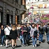Người dân và du khách đi dạo ở Via dei Condotti, Rome (Italy). (Ảnh: THX/TTXVN)