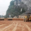 Nhà thầu thi công đắp nền đường một Dự án Cao tốc Bắc-Nam. (Ảnh: Việt Hùng/Vietnam+) 