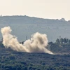 Khói bốc lên sau cuộc không kích của Israel xuống thị trấn Tair Harfa, miền Nam Liban nhằm trả đũa các vụ tấn công của phong trào Hezbollah, ngày 2/12/2023. (Ảnh: AFP/TTXVN )