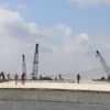 Thi công cầu Rạch Miễu 2, phía bờ tỉnh Bến Tre. (Ảnh: Công Trí/TTXVN) 