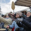 Người dân tham gia một lễ hội ở Moskva, Nga, ngày 26/2/2023. (Ảnh: THX/ TTXVN) 