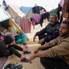 Người dân tại khu lều tạm ở Rafah, Dải Gaza, ngày 8/12/2023. (Ảnh: THX/TTXVN) 