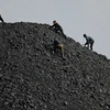 Công nhân làm việc gần mỏ than ở Đại Đồng, tỉnh Sơn Tây, Trung Quốc. (Ảnh: AFP/TTXVN)