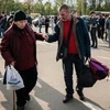 Người dân Ukraine sơ tán từ thành phố Mariupol tới thành phố Zaporizhzhia ngày 3/5/2022. (Ảnh: AFP/TTXVN)