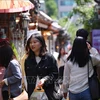 Người dân mua sắm tại khu vực Ikseon-dong ở Seoul, Hàn Quốc. (Ảnh tư liệu: THX/ TTXVN)