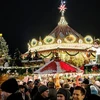 Du khách tham quan và mua sắm tại chợ Giáng sinh ở Dresden, Đức. (Ảnh: AFP/TTXVN)