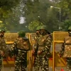 Quân đội Ấn Độ bảo vệ hiện trường vụ nổ. (Nguồn: ANI) 