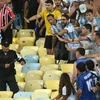Cảnh sát Brazil và người hâm mộ Argentina trên khán đài. (Ảnh: AFP) 