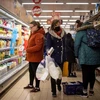 Người dân mua sắm tại một siêu thị ở Walthamstow, Anh. (Ảnh: AFP/TTXVN) 