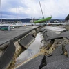 Mặt đường nứt vỡ sau động đất tại tỉnh Ishikawa, Nhật Bản, ngày 5/1/2024. (Ảnh: Kyodo/TTXVN)