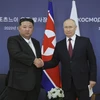Tổng thống Nga Vladimir Putin (phải) và Nhà lãnh đạo Triều Tiên Kim Jong-un. (Ảnh: AFP/TTXVN) 