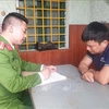 Cơ quan Công an lấy lời khai của đối tượng Nguyễn Văn Thủy, sinh năm 1990, trú tại xã Quảng phương, huyện Quảng Trạch. (Nguồn: TTXVN)