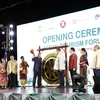 Phó Thủ tướng Lào Kikeo Khaykhamphithoune đánh chiêng khai mạc Diễn đàn Du lịch ASEAN 2024. (Ảnh: Phạm Kiên/TTXVN) 