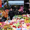 Một quầy bán hoa giả trên phố Hàng Lược. (Ảnh: Trần Việt/TTXVN)